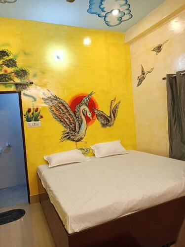 5 minutes from Ghats! Spacious Family-Sized rooms, centrally located in the city
