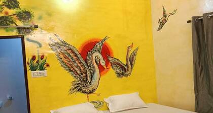 5 minutes from Ghats! Spacious Family-Sized rooms, centrally located in the city