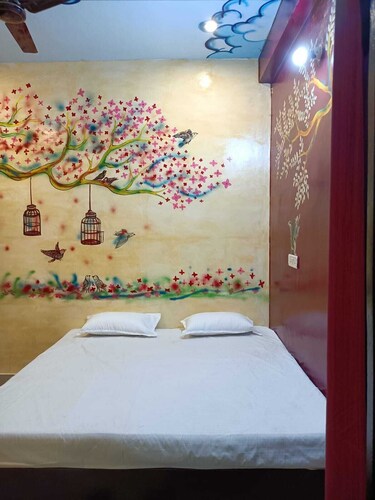 5 minutes from Ghats! Spacious Family-Sized rooms, centrally located in the city