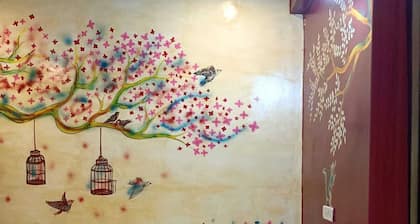 5 minutes from Ghats! Spacious Family-Sized rooms, centrally located in the city