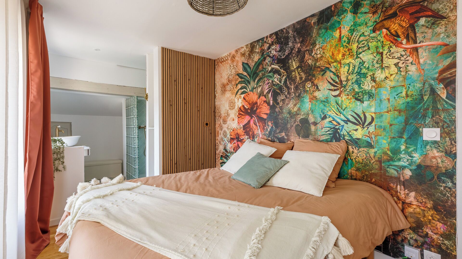 2 bedrooms, desk, iron/ironing board, travel crib