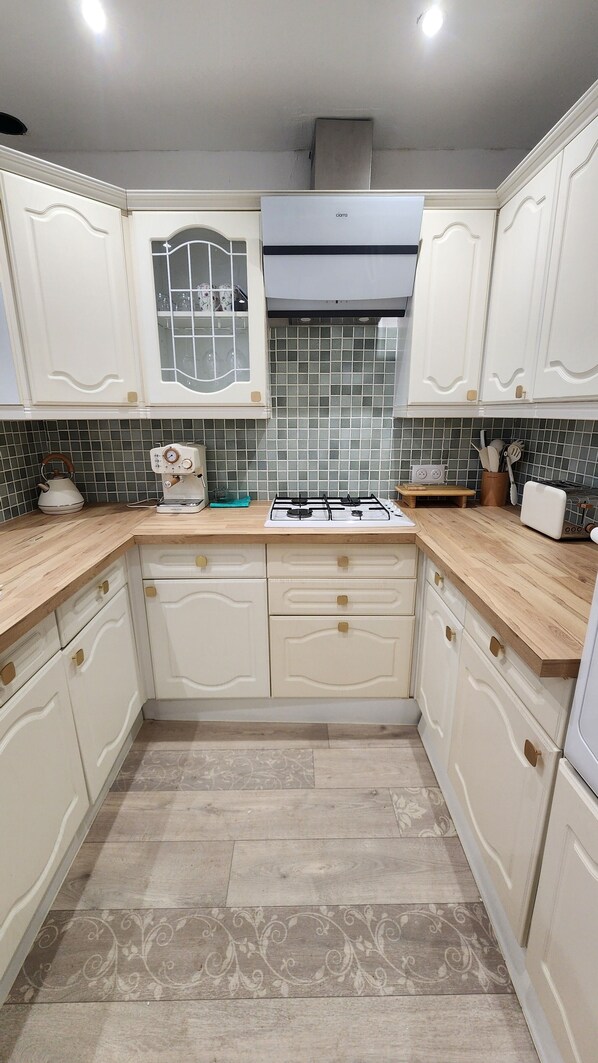 Frigorífic, microones, forn i placa de cuina 