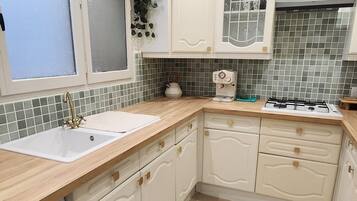 Réfrigérateur, micro-ondes, four, plaque de cuisson