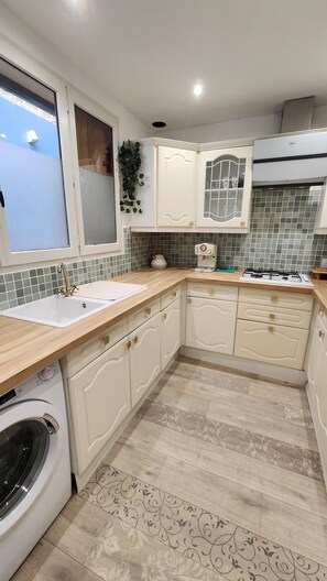 Een koelkast, een magnetron, een oven, een kookplaat