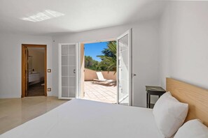 4 bedrooms, iron/ironing board, Internet, bed sheets