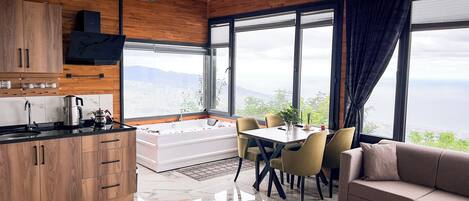 Deluxe-Bungalow, Blick auf die Anlage, Bergseite | Schreibtisch, laptopgeeigneter Arbeitsplatz, kostenloses WLAN