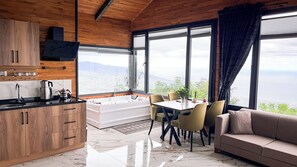 Deluxe-Bungalow, Blick auf die Anlage, Bergseite