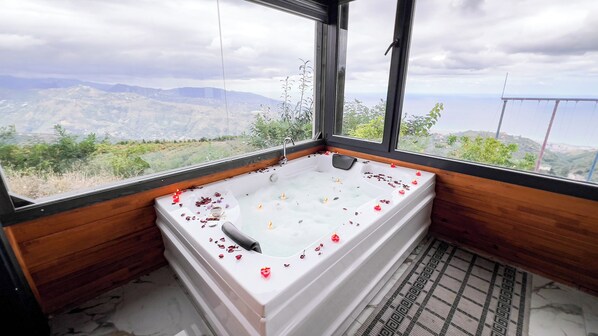 Deluxe-Bungalow, Blick auf die Anlage, Bergseite | Ausblick vom Zimmer