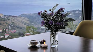 Bungalow Deluxe, vista al resort, junto a la montaña | Escritorio, espacio para trabajar con laptop y wifi gratis