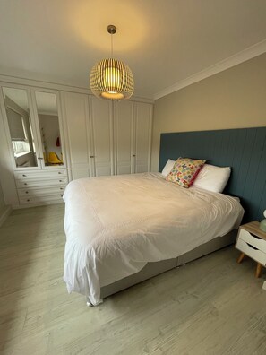 4 室のベッドルーム、アイロン / アイロン台、WiFi、ベッドシーツ