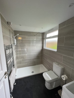 Douche, sèche-cheveux, serviettes fournies, savon