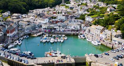 Seven Bays beaches, Trevose Golf Club and Trevose Headland within minutes walk