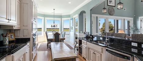 ثلاجة، ميكروويف، فرن، موقد طهي مسطح