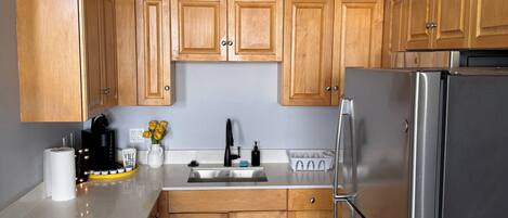 Frigorífico, microondas, horno y placa de cocina