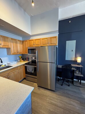 Kühlschrank, Mikrowelle, Ofen, Herdplatte