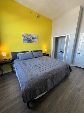 1 bedroom, desk, iron/ironing board, free WiFi - Modern 1BR Loft with a View - Prime DT Location - King Bed - Free Garage Parking (Cleveland)