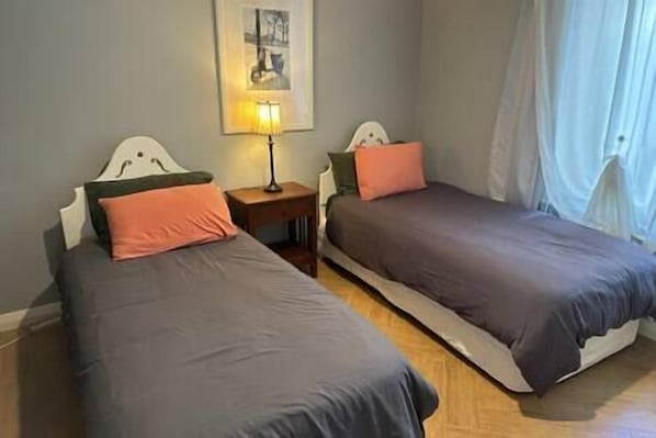 4 bedrooms, desk, iron/ironing board, travel crib
