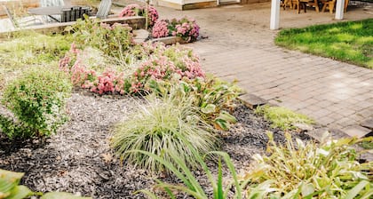 Ohio Towpath Paradise Luxury Canal-Side 3BR Pet-Friendly Near DT Akron!