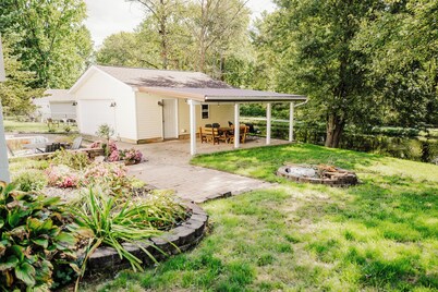 Ohio Towpath Paradise Luxury Canal-Side 3BR Pet-Friendly Near DT Akron!