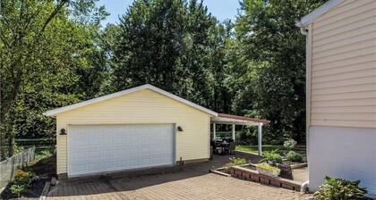 Ohio Towpath Paradise Luxury Canal-Side 3BR Pet-Friendly Near DT Akron!