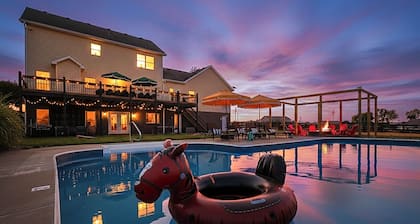 *NEW* LUXURY HOME: HEATED POOL-HOT TUB-SAUNA-FIREPIT-GAME ROOM-SPEAKEASY-6 BEDS/5 BATHS-5 KING BEDS