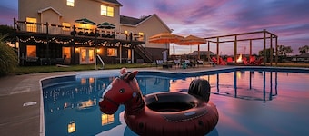 *NEW* LUXURY HOME: HEATED POOL-HOT TUB-SAUNA-FIREPIT-GAME ROOM-SPEAKEASY-6 BEDS/5 BATHS-5 KING BEDS