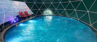 Poolside Hideaway • Heated Pool All Year • Ideal for Groups (Sleeps 6+)