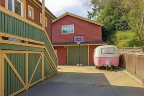 Property grounds - Melrose Place Poolside Hideaway • Heated Pool All Year • Ideal for Groups (Sleeps 6+) (Victoria)