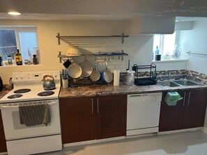 Een koelkast, een microgolfoven, een oven, een kookplaat