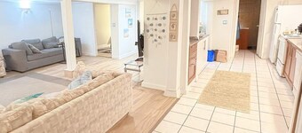 Melrose Place Poolside Hideaway Basement Suite Sleeps 6+