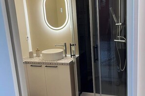 Suihku, hiustenkuivaaja, pyyhkeet, saippua