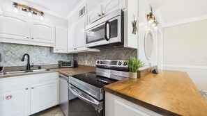 Fridge, microwave, stovetop, dishwasher
