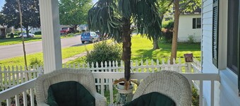 Charming 2-bedroom, two bathroom house in Carlyle, pets welcome!