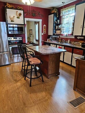 ثلاجة، ميكروويف، فرن، موقد طهي مسطح