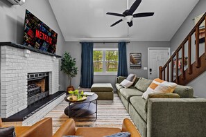 TV connectée, baby-foot, table de tennis de table, livres