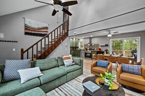 Televisor intel·ligent, futbolí, taula de tennis de taula i llibres