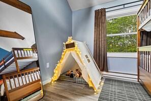 4 bedrooms, in-room safe, desk, iron/ironing board