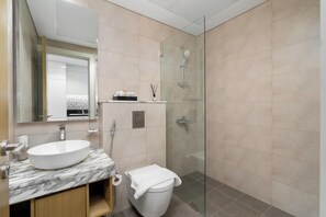 Suite estudio superior, vistas a la ciudad | Baño | Ducha, artículos de higiene personal gratuitos y secador de pelo