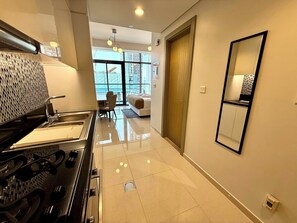 Superior Studio Suite, City View | Private kitchen