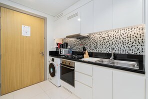 Superior Studio Suite, City View | Private kitchen | Fridge, microwave, oven, stovetop - Lux BnB Aykon Tower (Dubai)