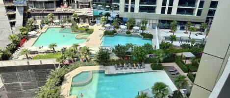 Una piscina al aire libre