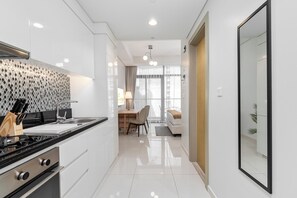 Superior Studio Suite, City View | Private kitchen | Fridge, microwave, oven, stovetop - Lux BnB Aykon Tower (Dubai)