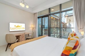Suite estudio superior, vistas a la ciudad | Caja fuerte, escritorio, espacio para trabajar con un portátil
