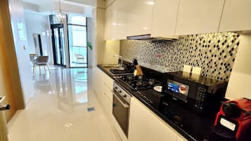Superior Studio Suite, City View | Private kitchen | Fridge, microwave, oven, stovetop