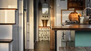 Geladeira, cooktop, cafeteira/chaleira, chaleira elétrica