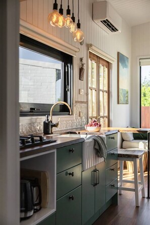 Kühlschrank, Herdplatte, Wasserkocher mit Kaffee-/Teezubehör