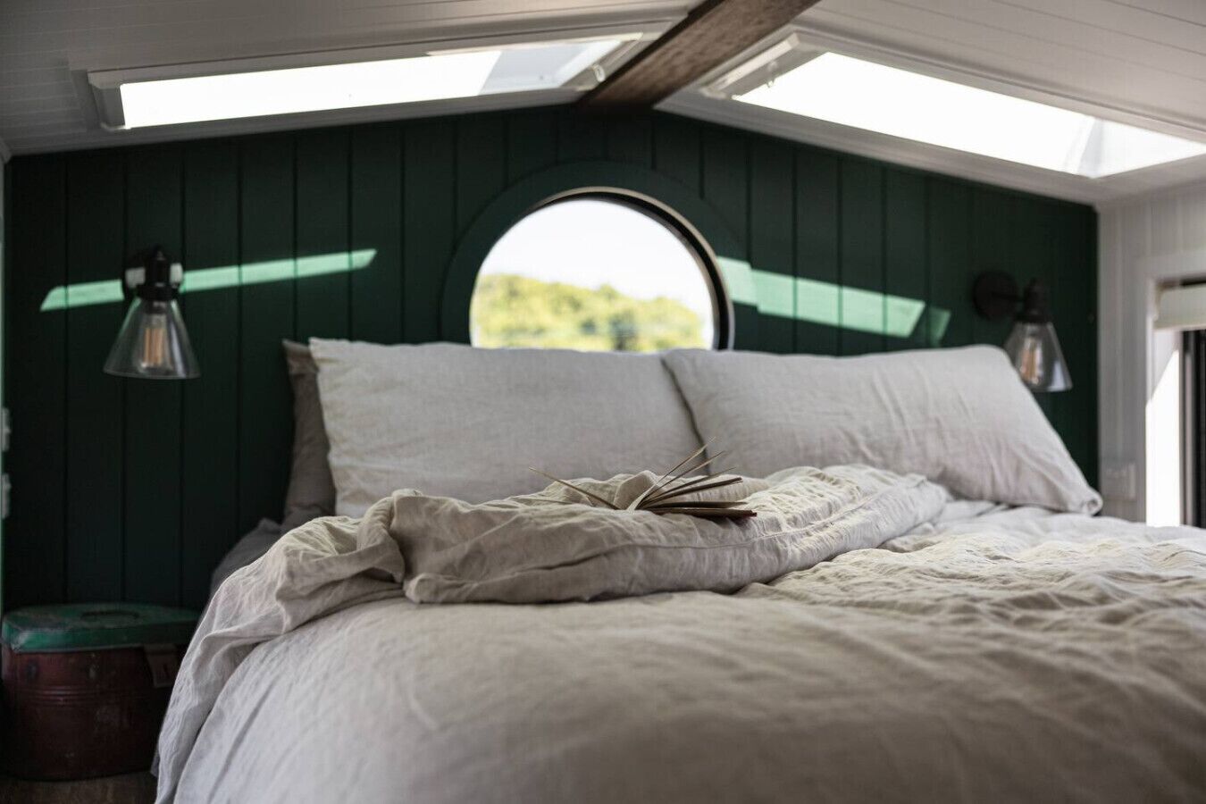 1 bedroom, bed sheets