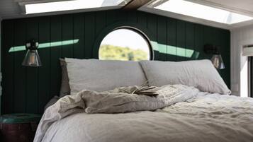 1 bedroom, bed sheets