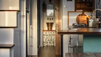 Refrigerador, parrilla de estufa, cafetera y tetera y tetera eléctrica