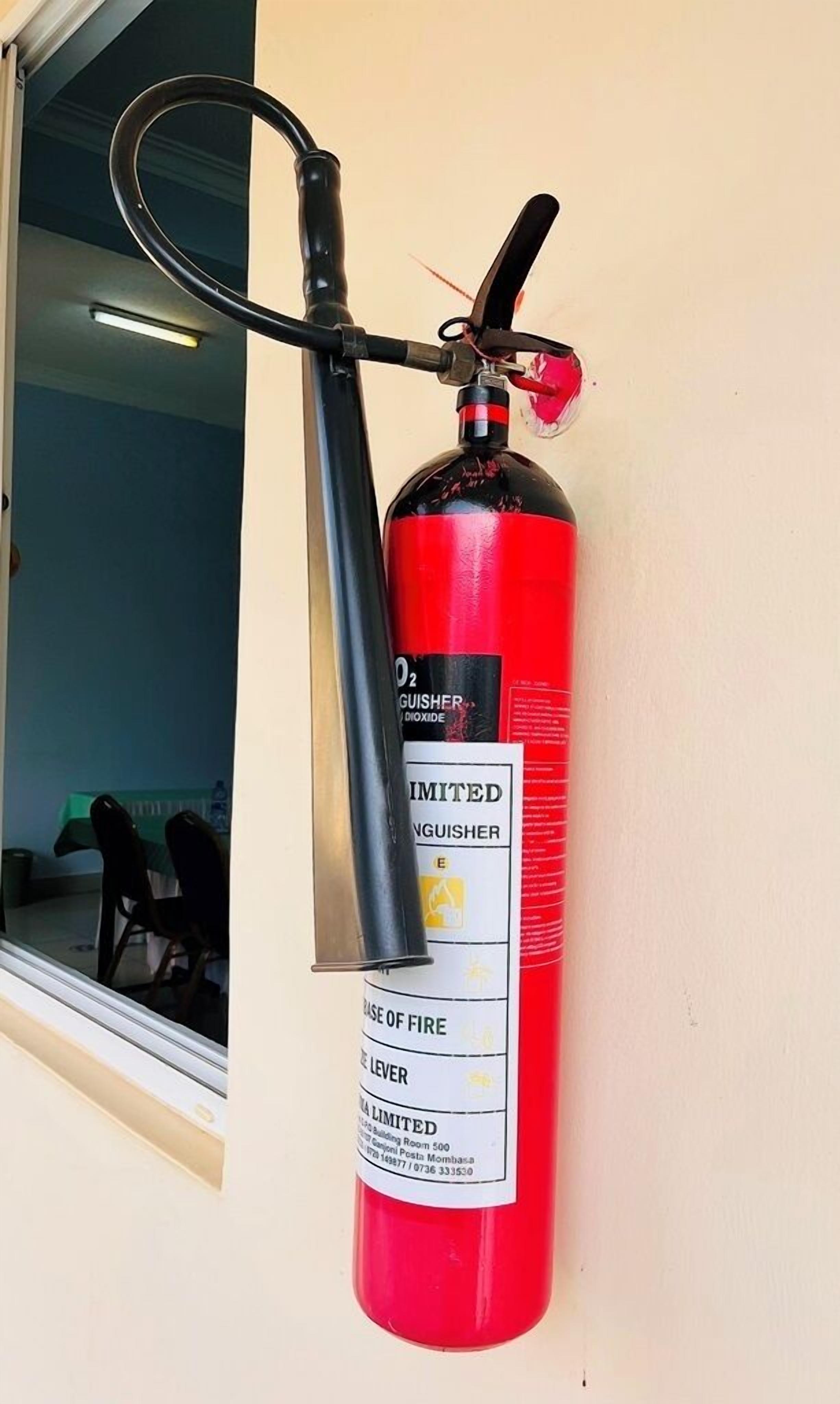 Un extintor colgado en la pared.